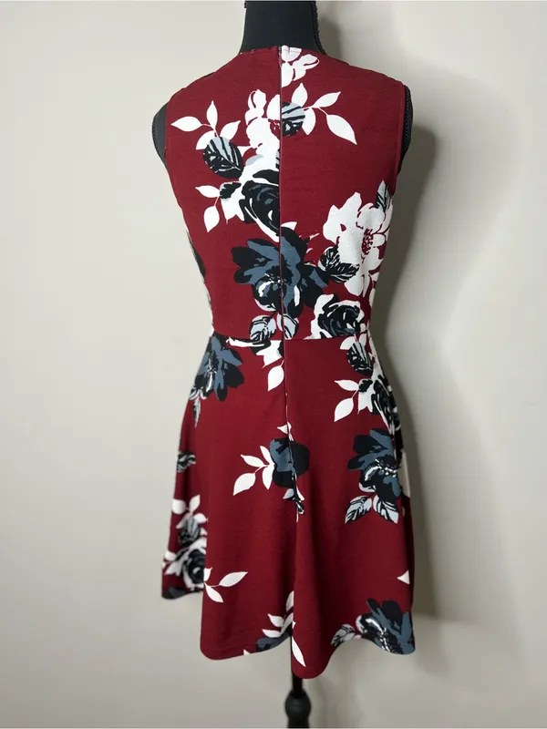 AX Paris Sleeveless Burgundy Floral Fit-and-Flare Dress Size:10 - Image 4