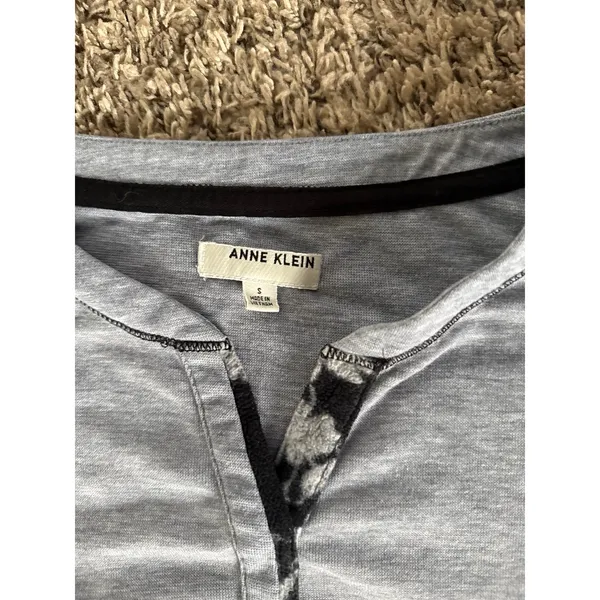 Anne‎ Klein Women's Light Blue Long Sleeve V-Neck Tee Size Small - Image 2