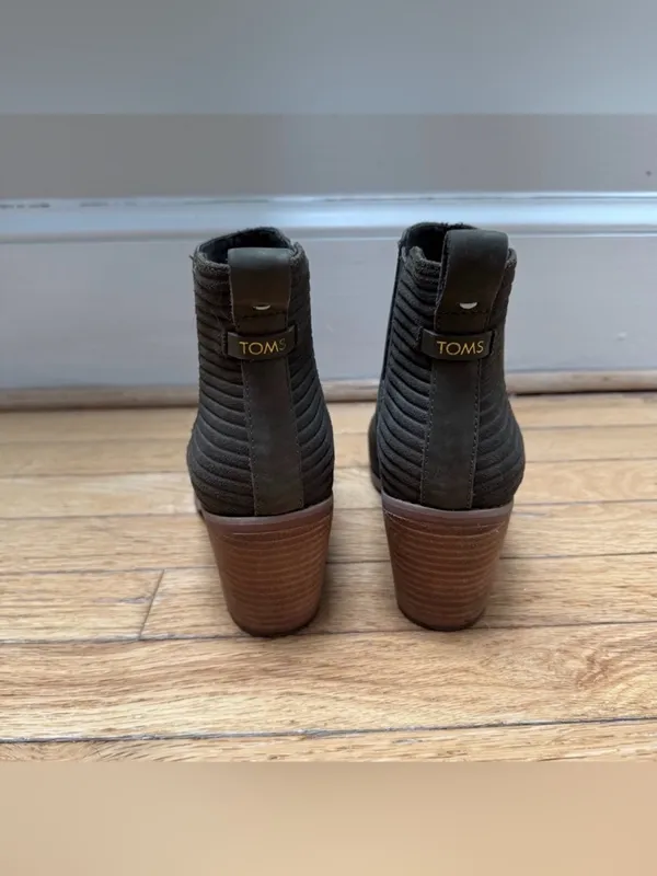 Toms Olive Green Suede Ankle Booties with Stacked Heel, size 8.5 - Image 3