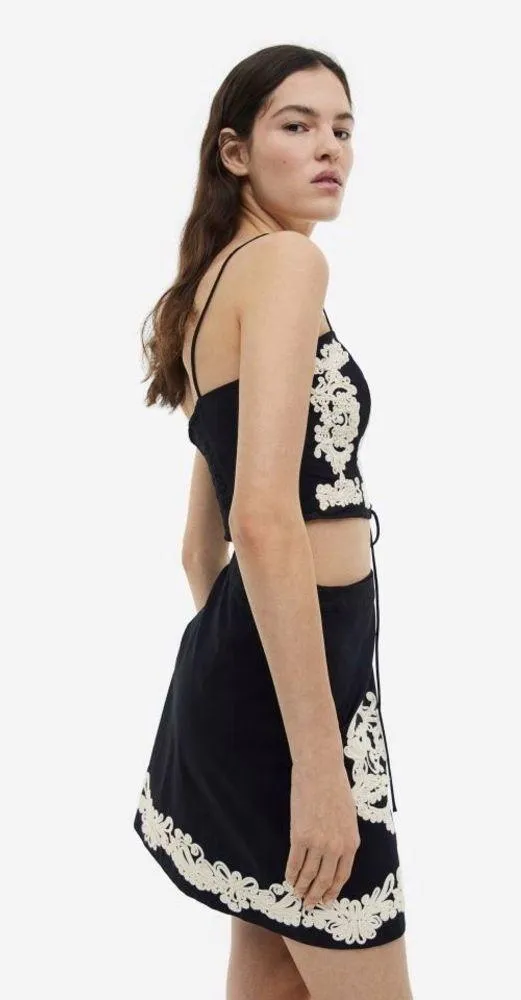 NWT H&M Appliquéd A-Line Skirt in Black | Size 4 - Image 4
