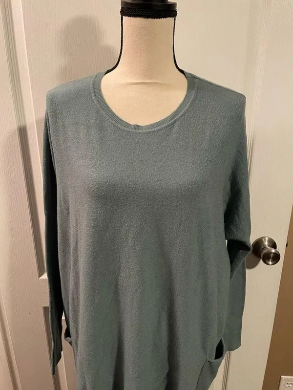 Women’s Tea & Rose M/L Mint Green Sweater with front pockets. Like new. - Image 2