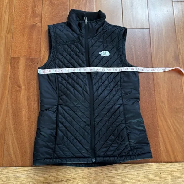 The‎ North Face Lightweight black Puffer Vest Size S - Image 9