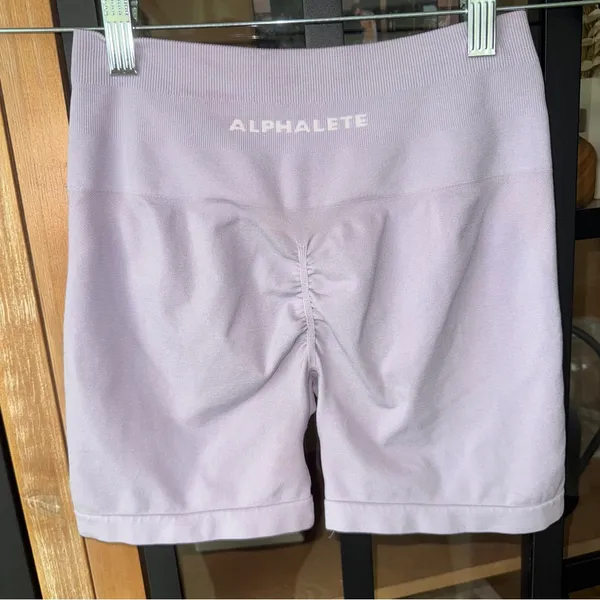 Alphalete seamless contour ultra high rise biker shorts scrunch lavender poise - Image 4