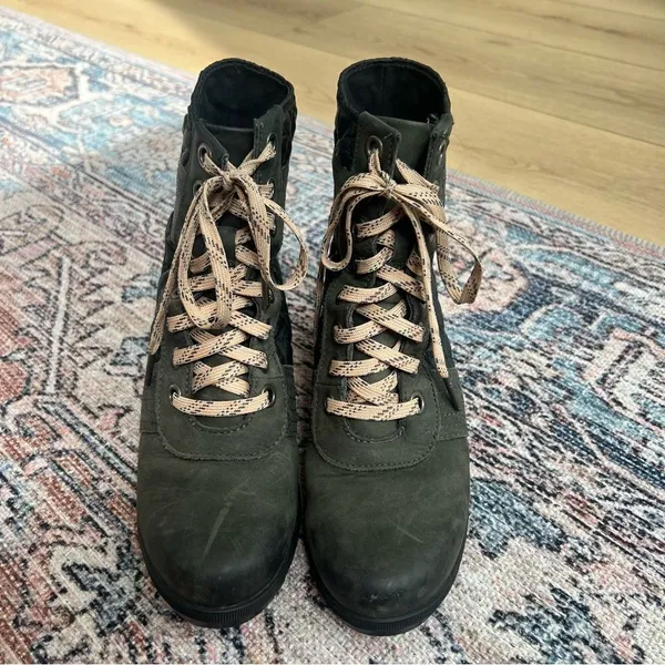 Sorel Lexi Wedge Boot Olive Green and Black Quilted Leather Ankle Boots Size 8 - Image 5