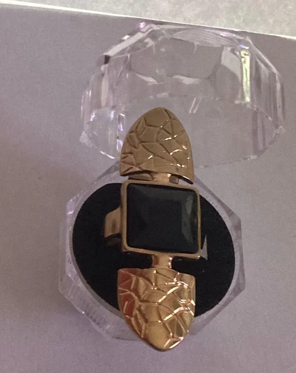 Woman Beautiful ring size 7.5 Gold - Image 2