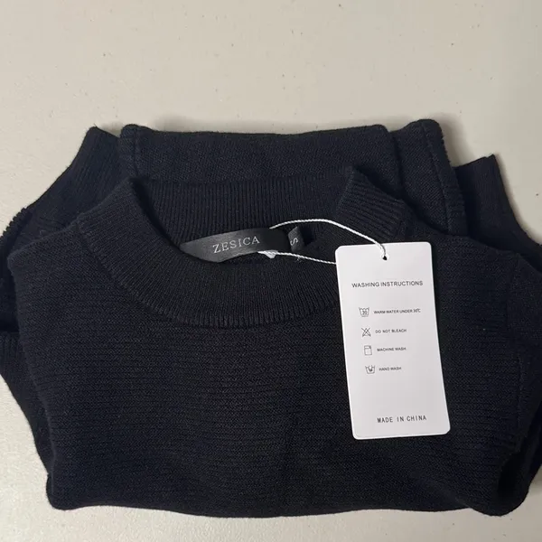 Chic Black Cropped Turtleneck Sweater for Women - Image 3