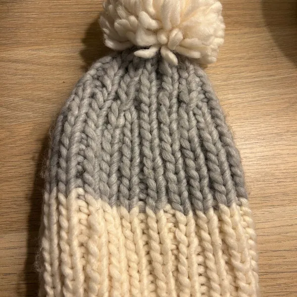 American Eagle Outfitters Cream and Gray Knit Hat - Image 5