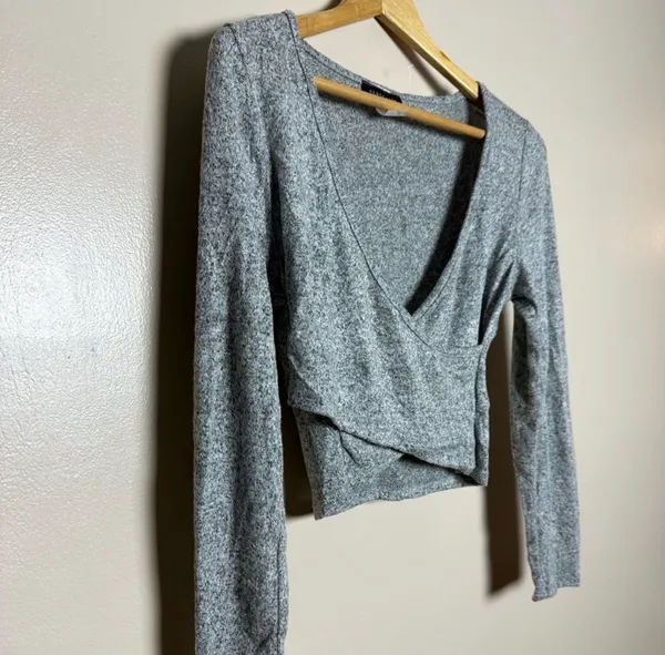 Seductions CLEARANCE! Gray Boutique Wrap Crop Sweater Size M NWT - Image 3