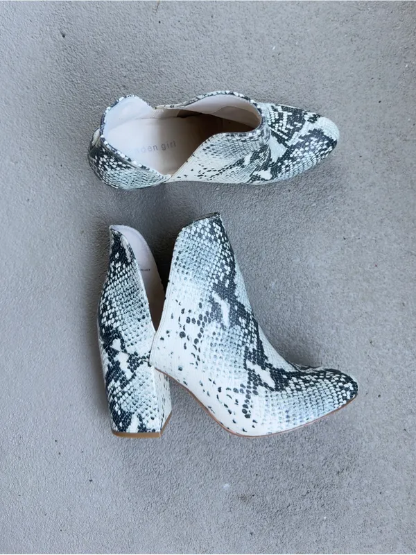 Steve Madden White and Black Snake-Print Pointed Ankle Booties Sz 8 - Image 2