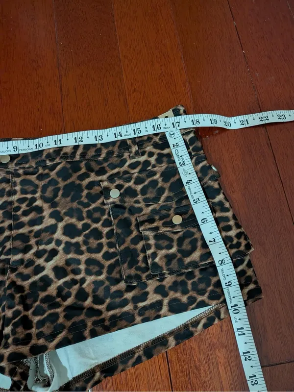 White Fox Leopard Print Low Rise Cargo Shorts Large - Image 4