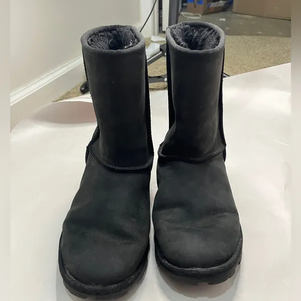 UGG Essential Short Leather Boot Sz 10 Black Water Resistant - Image 12