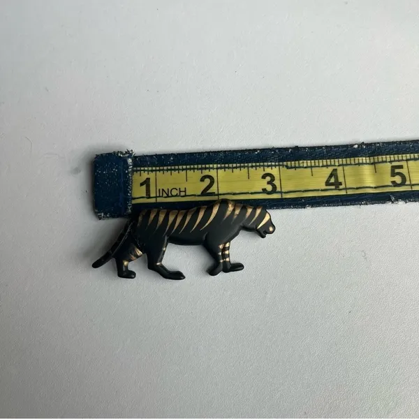 Vintage Tiger Panther Pin Brooch for shirt or scarf. Black Gold - Image 7