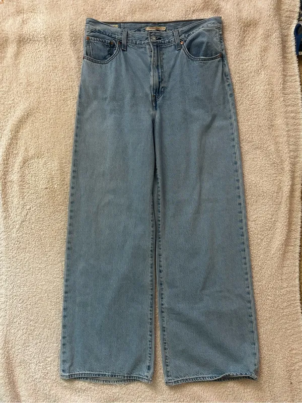 Levi Premium Ribcage Wide leg light wash in size 31 - Image 2