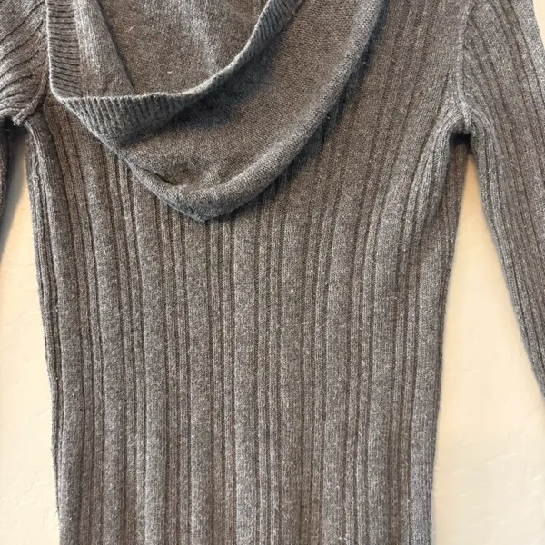 Hollister Y2K dark gray long sleeve hooded cable knit deep v-neck sweater small - Image 12