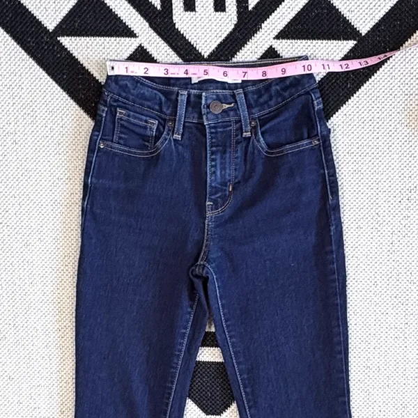Levi’s 725 High Rise Bootcut Jeans in Cast Shadows - Dark Wash Size 23 - Image 5
