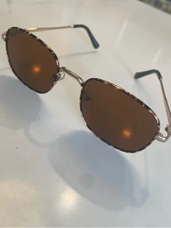 Round Sunglasses with Patterned Tortoiseshell Frame & Brown Lenses - Image 4