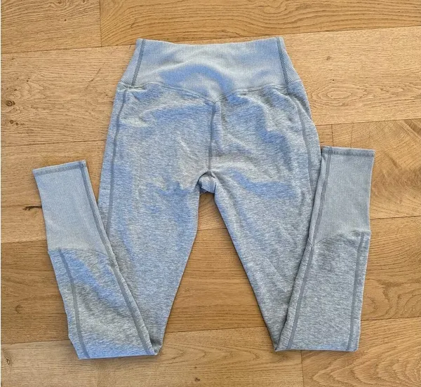 Alo Yoga - High Waist Lounge Leggings in Gray - Image 3