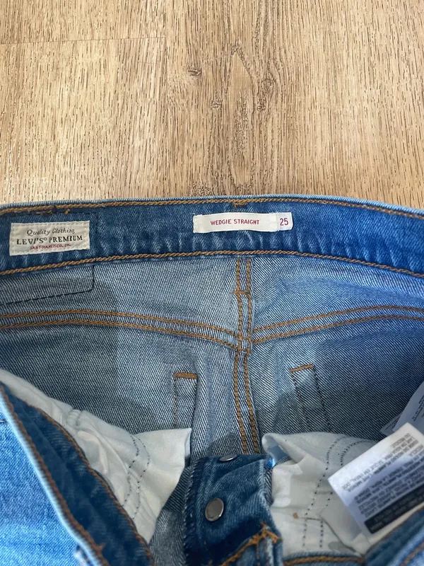 Levi’s Premium Wedgie Straight Jeans Size 25 High Rise Button Fly Distressed Knee - Image 3