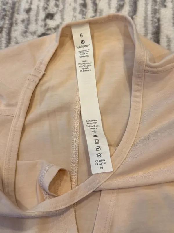 NEW Lululemon women's size 6 cream short sleeve top - Image 2