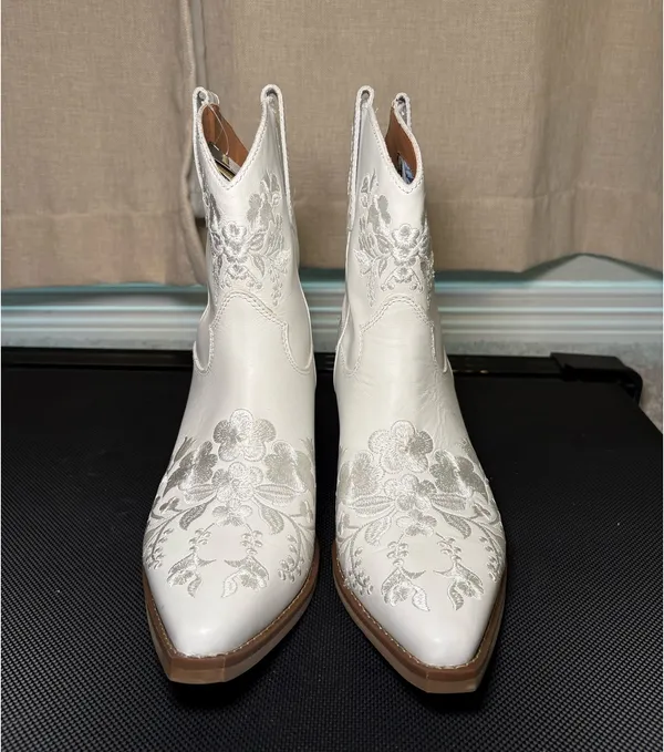 Dingo White Take A Bow Cowboy Boots - Image 2
