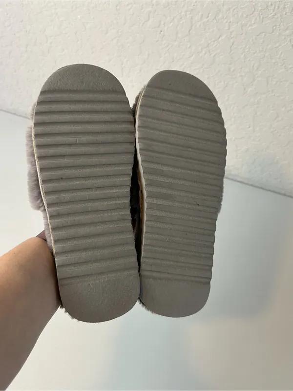 Juicy Couture Faux Fur Cozy Soft Slip On Bow Slippers Gray Size 8 - Image 4