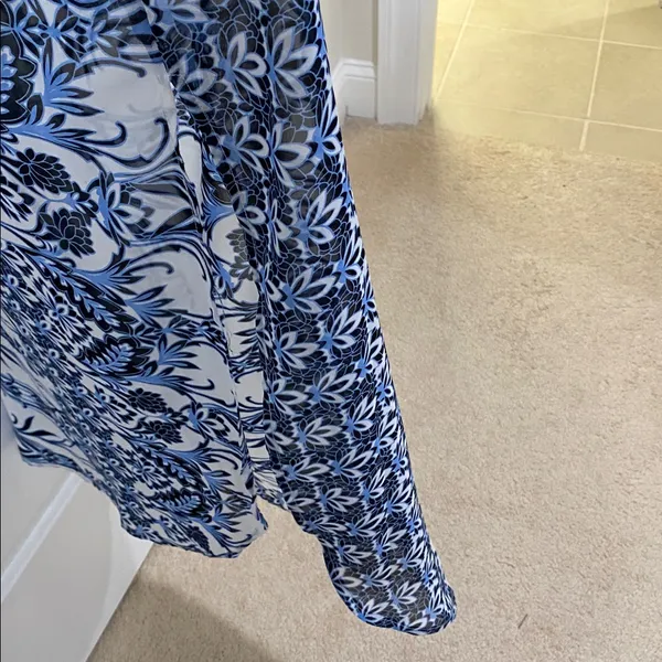 Lulu’s LUSH Floral Blue and White surplus waist midi Dress size Medium - Image 8