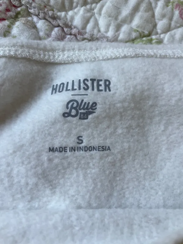 Off-The-Shoulder Hollister Sweatshirt - Image 4
