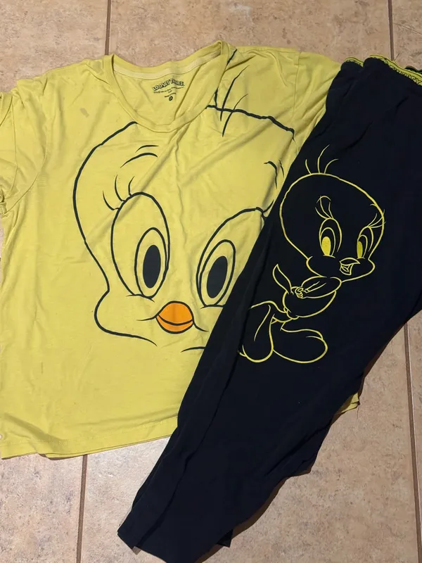SOLD! Looney Tunes Tweety pajamas Super Soft. Just adorable - Image 2