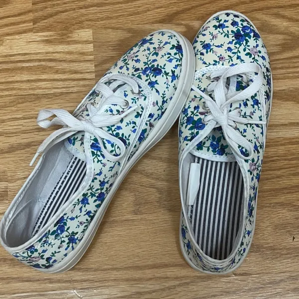 🦋4/$25 Floral Shoes Size 8 Medium - Image 2