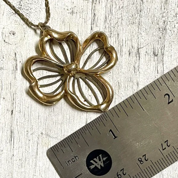 Avon vintage dogwood flower silver and gold tone pendant necklace - Image 9
