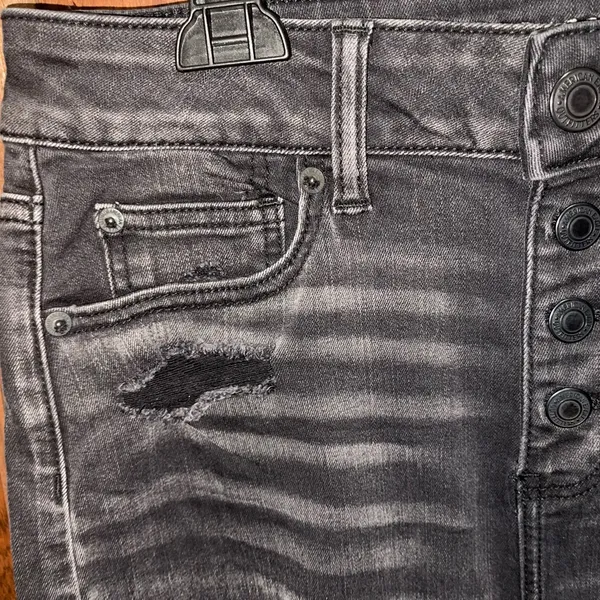 American Eagle Outfitters Distressed Black Denim Hi-Rise Skirt Size 4 - Image 4