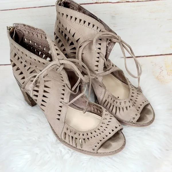 Vince Camuto leather suede eyelet lace up peep toe heels ankle bootie boots sz 7 - Image 4