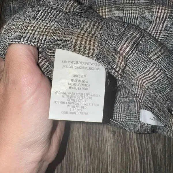 O’Neil lightweight plaid capri’s - Image 7