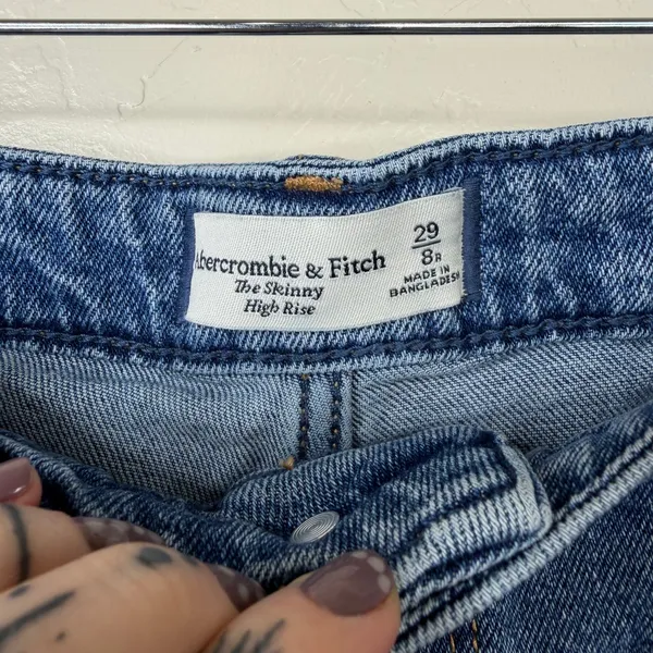 Abercrombie & Fitch Medium Wash The Skinny High Rise Frayed Raw Hem Denim Shorts - Image 4