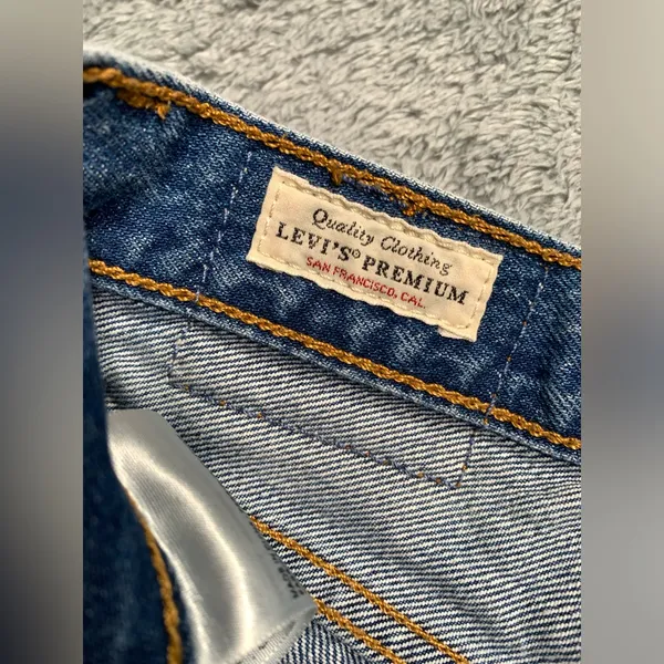 Levi's 501 Distressed Denim Women Shorts W24 - Image 5