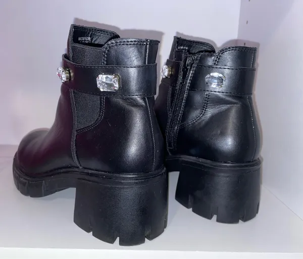Steve Madden Chelsea Boots - Image 5