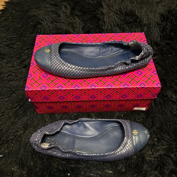 Tory Burch TB gold logo blue leather flats slip on shoes - Image 7
