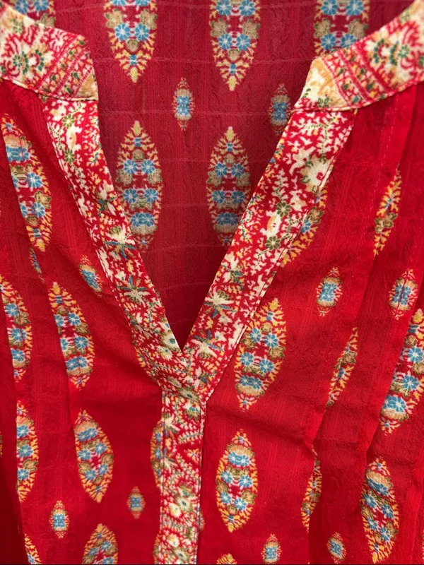 EUC Rose + Olive Red Medallion Top Size 2X - Image 3
