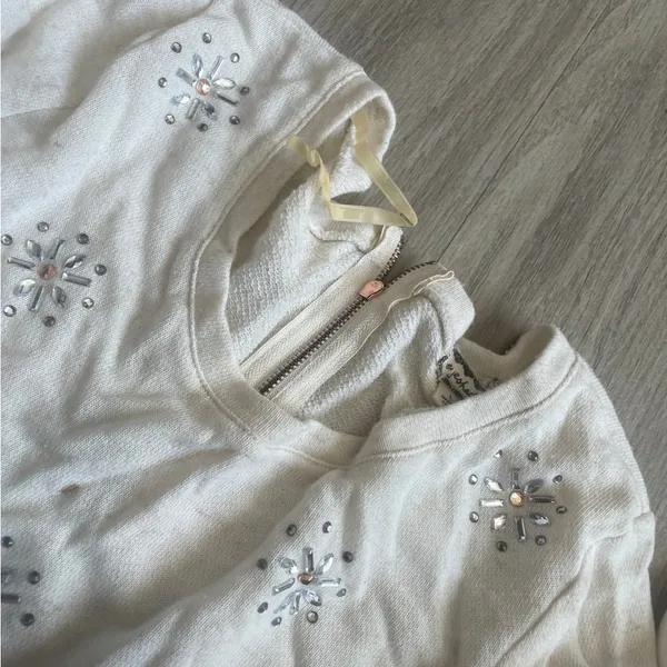 White Sweater with Embellished Design Size L - Image 2