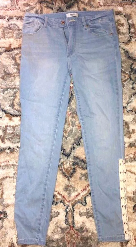 Forever 21 Cropped Jeans - Image 4