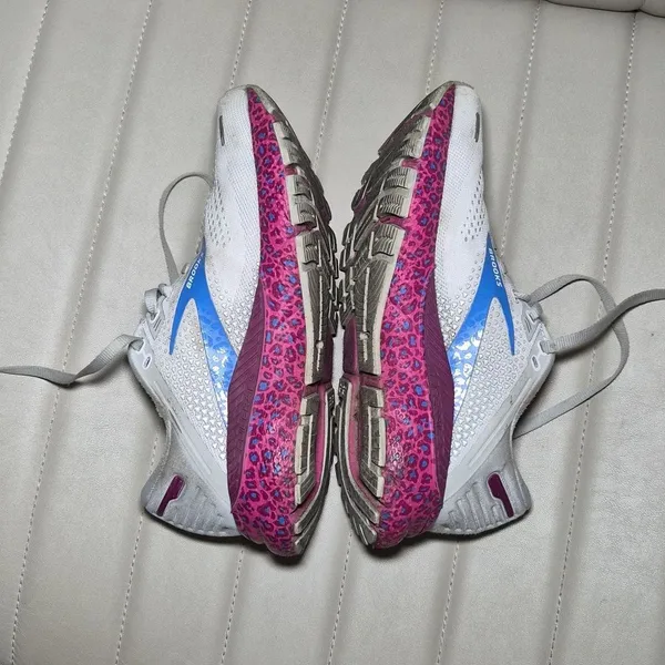 Brooks Women's White and Pink Trainers - Image 8