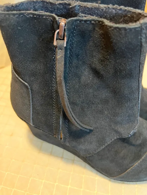 Toms: Women’s SZ8 Desert Wedge High Black Suede Heel Booties - Image 3
