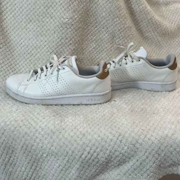 Adidas low top white and gold shoes size 11 - Image 4