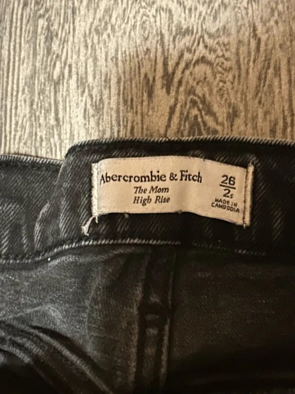 Abercrombie & Fitch Black The mom high rise jeans -size 26/2 - Image 8