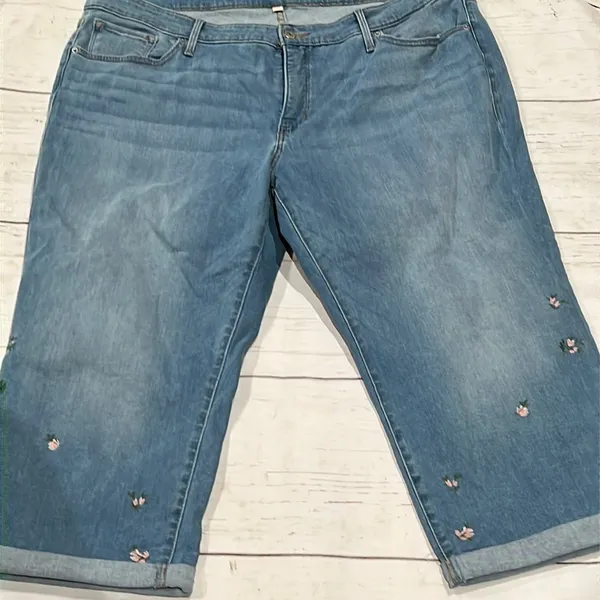 Levis Strauss blue denim cropped jeans - Image 2