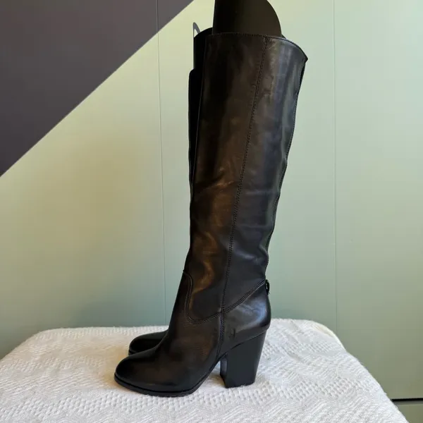 Saks 5th Avenue Sammie Black Leather Knee High Boots Sz 6 New and Unworn - Image 4