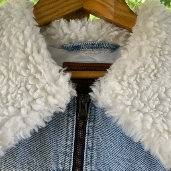 Levi’s Women's Retro Sherpa Denim Trucker Jacket Light Wash Size S - Image 6