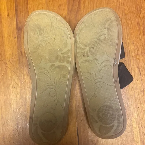 Roxy Black and Tan Sandals - Image 2