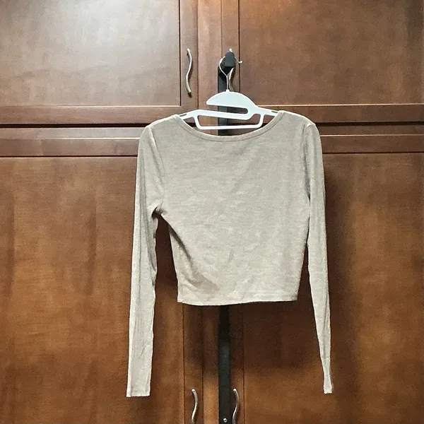 Bozzolo Women's M Taupe Ribbed Long Sleeve Crop Top V Neck Stretch NWOT - Image 2