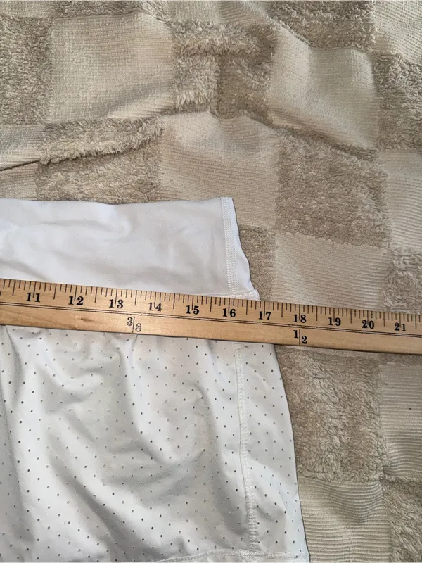 Lululemon‎ Final Lap Short (2.5")
White size 8 - Image 2
